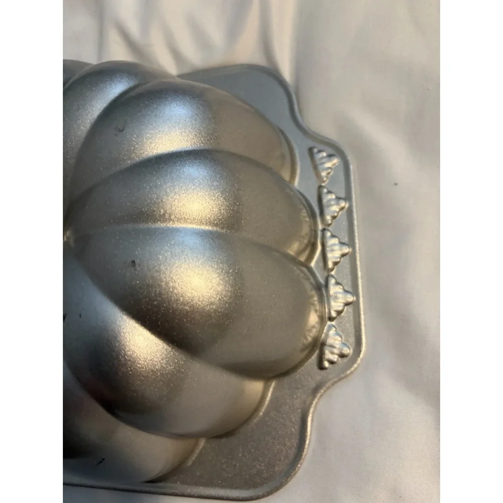Nordic Ware Great Pumpkin Pan 3D Cake Mold Gold 10 Cup Fall Thanksgiving